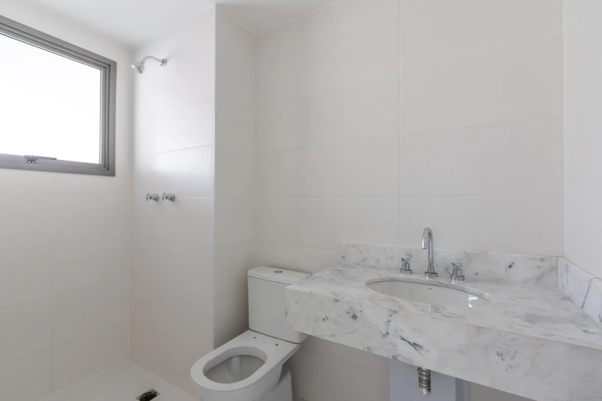 Banheiro com bancada de mármore instalada