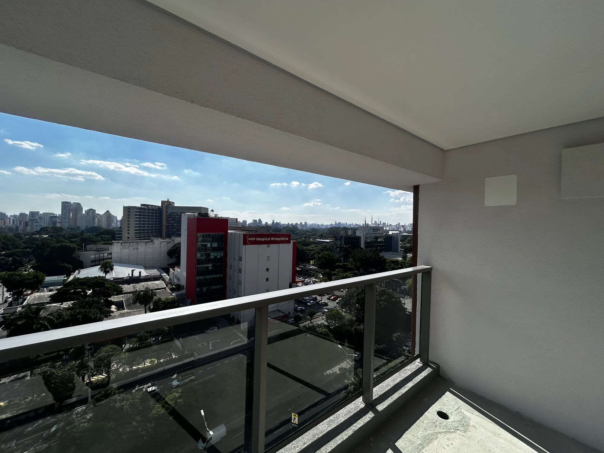 Vista da varanda com o AACD Hospital Ortopédico e o horizonte da cidade
